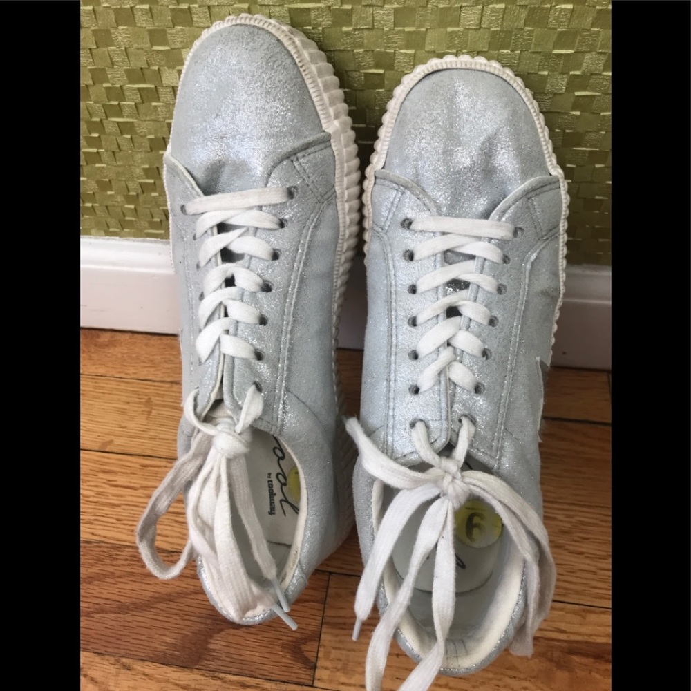Coolest Silver Metallic Sneakers with Stars size 9